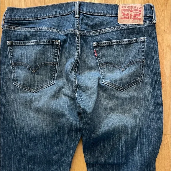 Mens Medium-Dark Levis - Picture 6 of 6